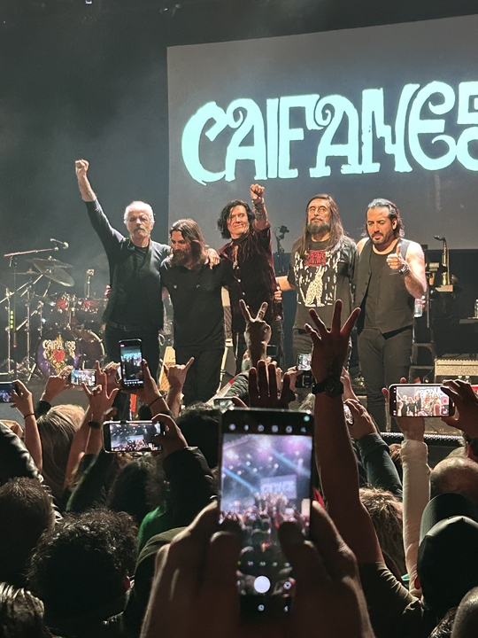 Caifanes live performance with fans in 2026
