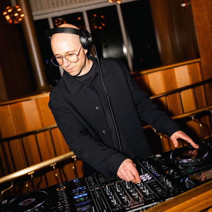 DJ B.MiLLS