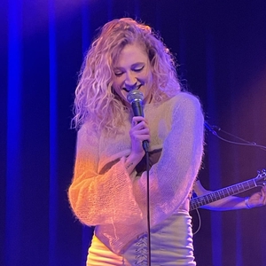 Janet Devlin at Amsterdam, Netherlands in Bitterzoet 2022