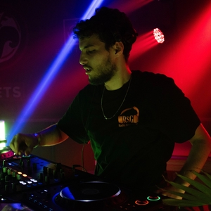 kam @ Cargo Container Bar