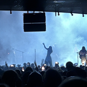 wet leg at Paris, France in L’Olympia 2025