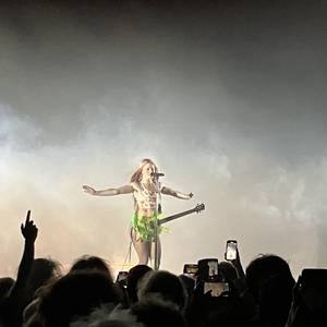 wet leg at Paris, France in L’Olympia 2025