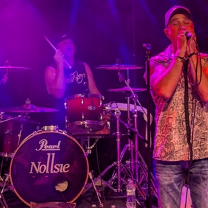 Shannon Noll at Albion Park Rail, Australia in Oaks Hotel Motel 2025