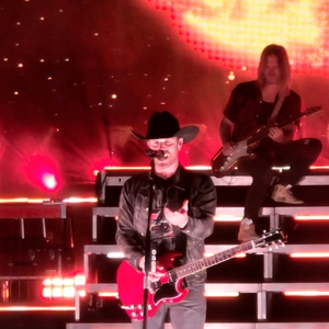 Dustin Lynch at Reading, PA in Santander Arena 2025