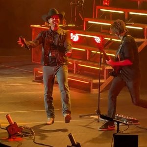 Dustin Lynch at Reading, PA in Santander Arena 2025