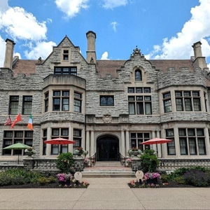 Skribe: MANSIONS ON FIFTH