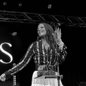 Sara Evans at Paw Paw, MI in Warner Vineyards 2026