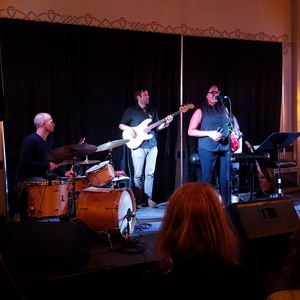Liz Vice at Troutdale, OR in The World of Edgefield (FREE Show!) 2016