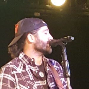 Josh Thompson at Indianapolis, IN in 8 Seconds Saloon 2016