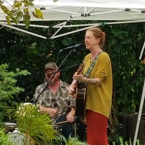 Heather Luttrell at Decatur, GA in Oakhurst Porchfest (Amanda M's) 2017