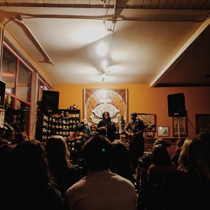 Peter Mulvey at Vashon, WA in The Vashon Island Coffee Roasterie 2017
